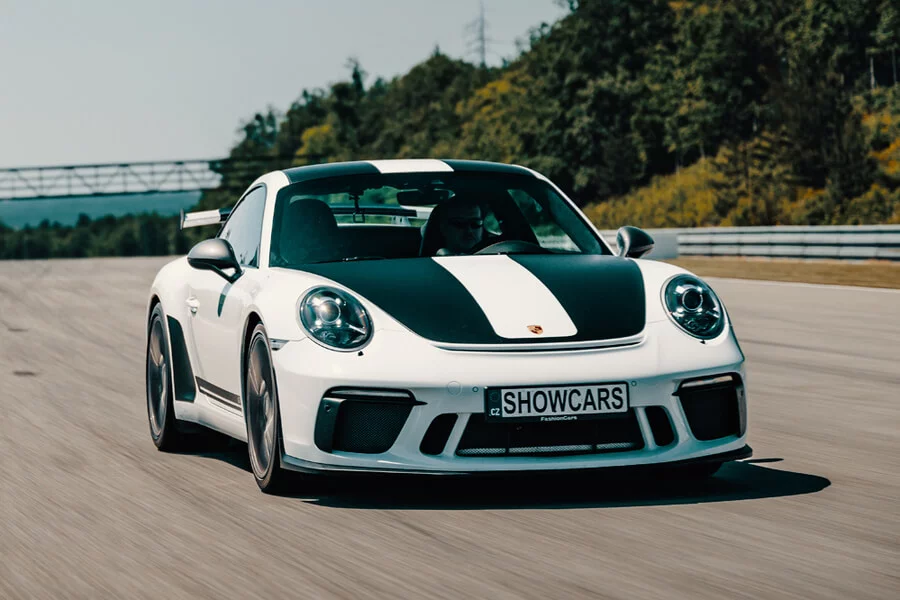 Lamborghini Huracán vs. Porsche 911 Carrera T kit GT3